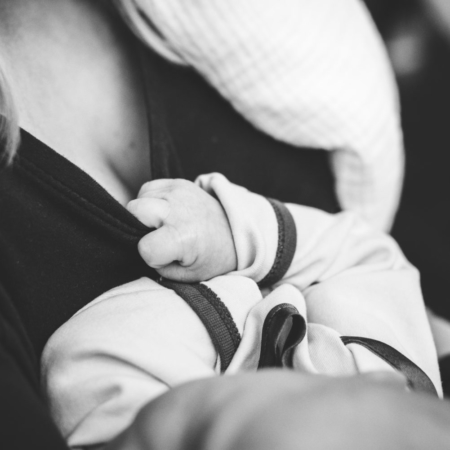 Frau hält Baby im Arm schwarzweiß