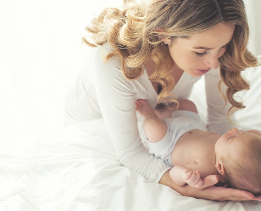 Mutter hält ihr Baby