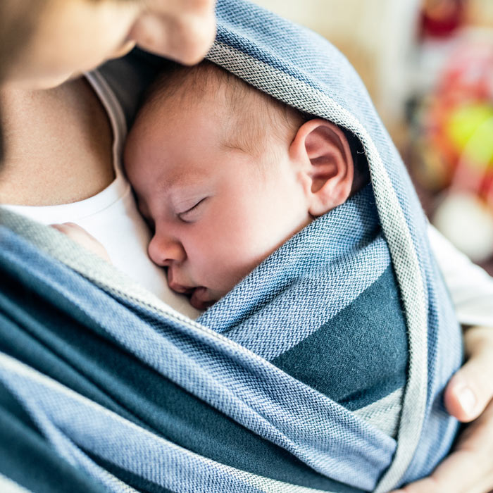 Mutter mit Baby im Wickel