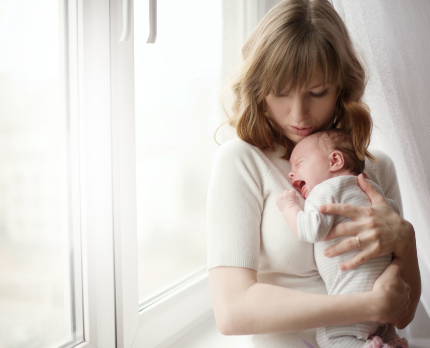 Mama hält ihr Baby