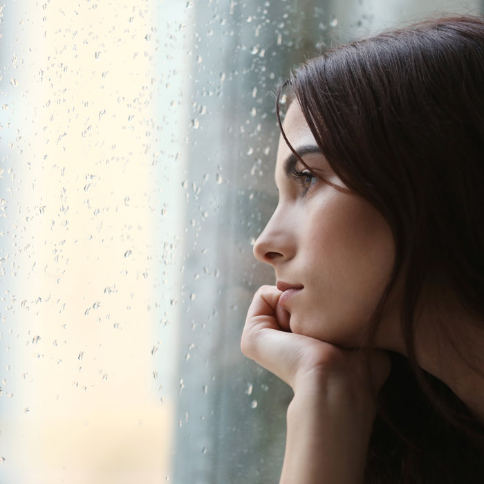 Frau sieht aus dem Fenster