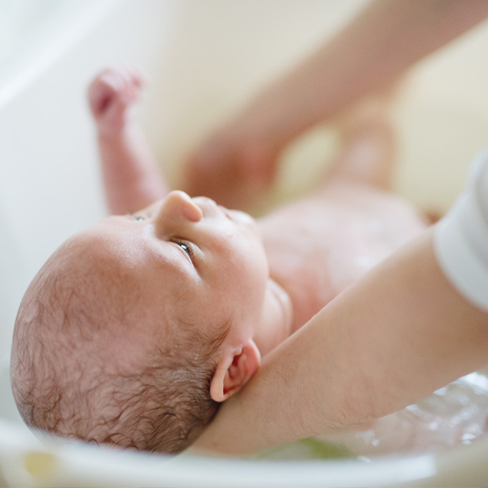 Baby wird gebadet